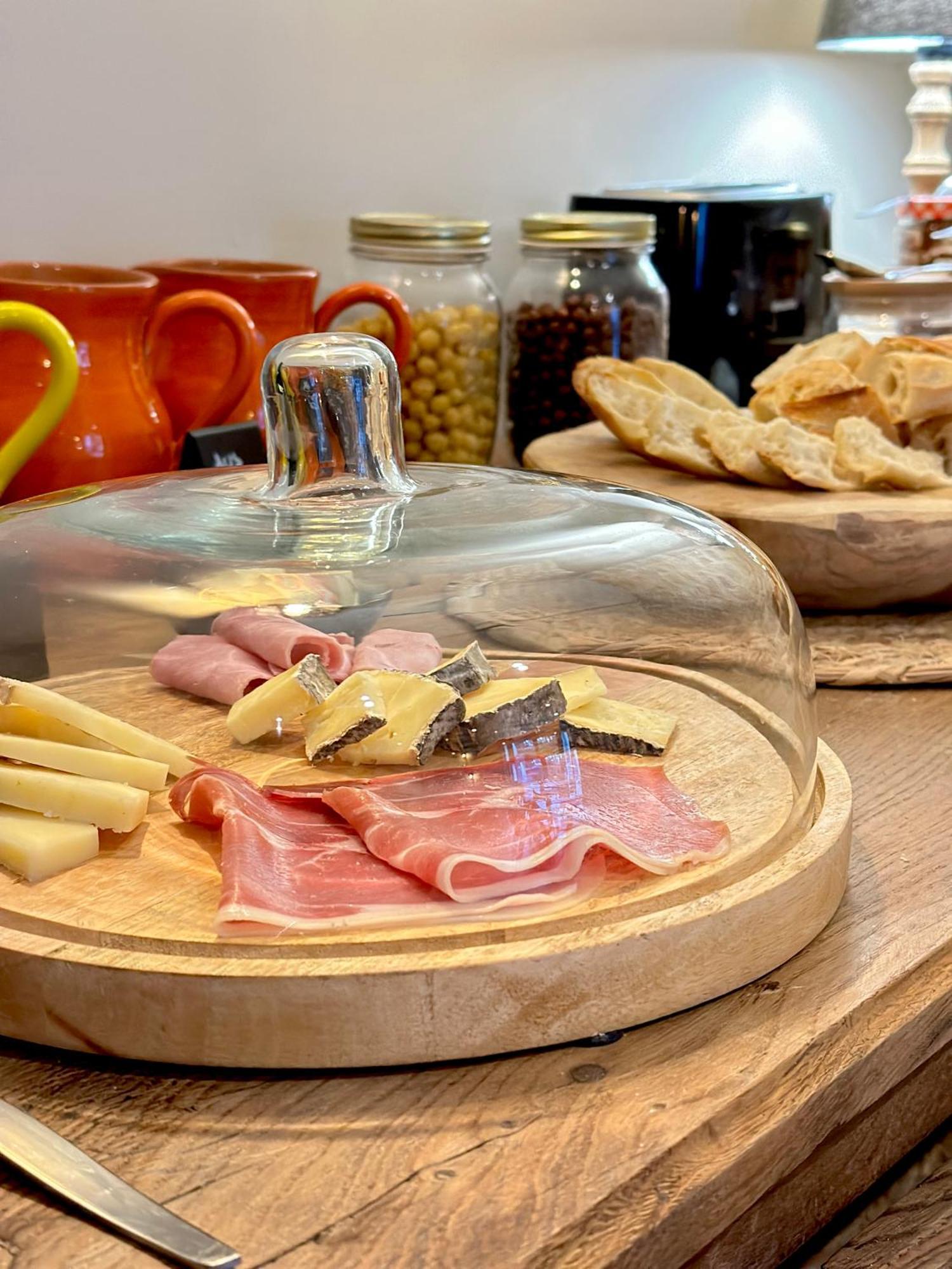 Maison Roucas - Restaurant Et Chambres D'Hotes Solérieux 外观 照片